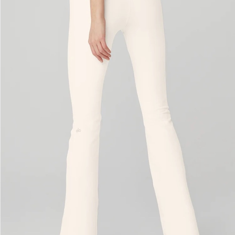 NWT/ Alo yoga Airbrush High-Waist 7/8 Bootcut Legging Ivory